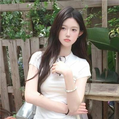 穿条纹衣的男孩